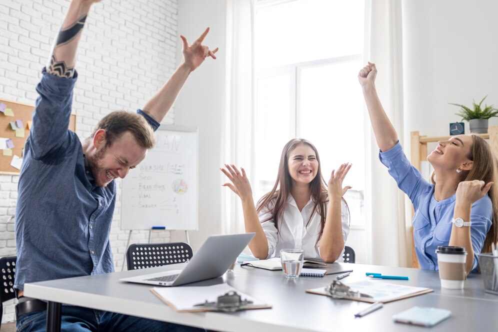 Teamová práce v práci marketingu kde lidí zažívají pocity euforie z práce